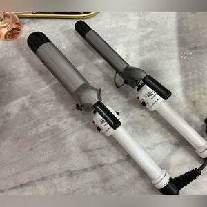 Sleek Black and White Hair Curler